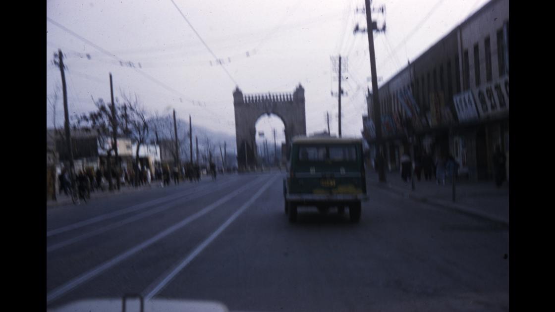 1961년 3월 서울 서대문구 독립문 앞 도로를 달리는 짚차 썸네일