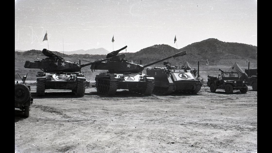 1963년 경기도 파주의 미군 야외기동훈련장소에 마련된 야전캠프와 탱크, 장갑차_1 썸네일