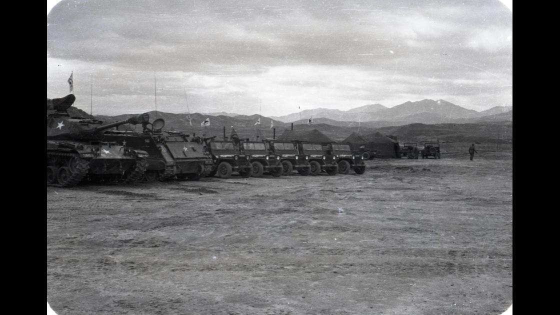 1963년 경기도 파주의 미군 야외기동훈련장소에 마련된 야전캠프와 탱크, 장갑차_2 썸네일