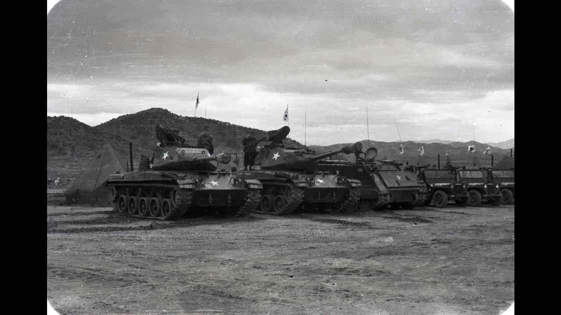 1963년 경기도 파주의 미군 야외기동훈련장소에 마련된 야전캠프와 탱크, 장갑차_3 썸네일