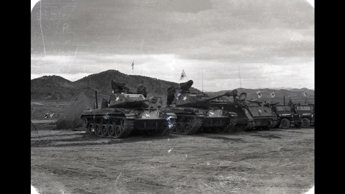 1963년 경기도 파주의 미군 야외기동훈련장소에 마련된 야전캠프와 탱크, 장갑차_4 썸네일