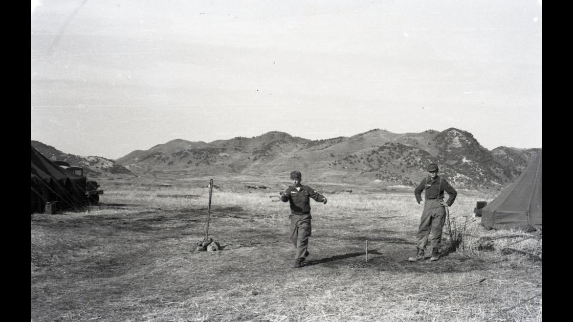 1963년 경기도 파주의 미군 야외기동훈련장소의 야전캠프에서 말굽던지기를 하는 미군 병사 썸네일