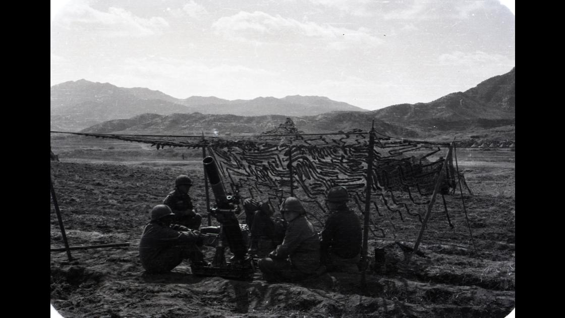 1963년 경기도 파주의 미군 야외기동훈련장소의 야전캠프에서 위장막 안의 박격포와 미군들_2 썸네일