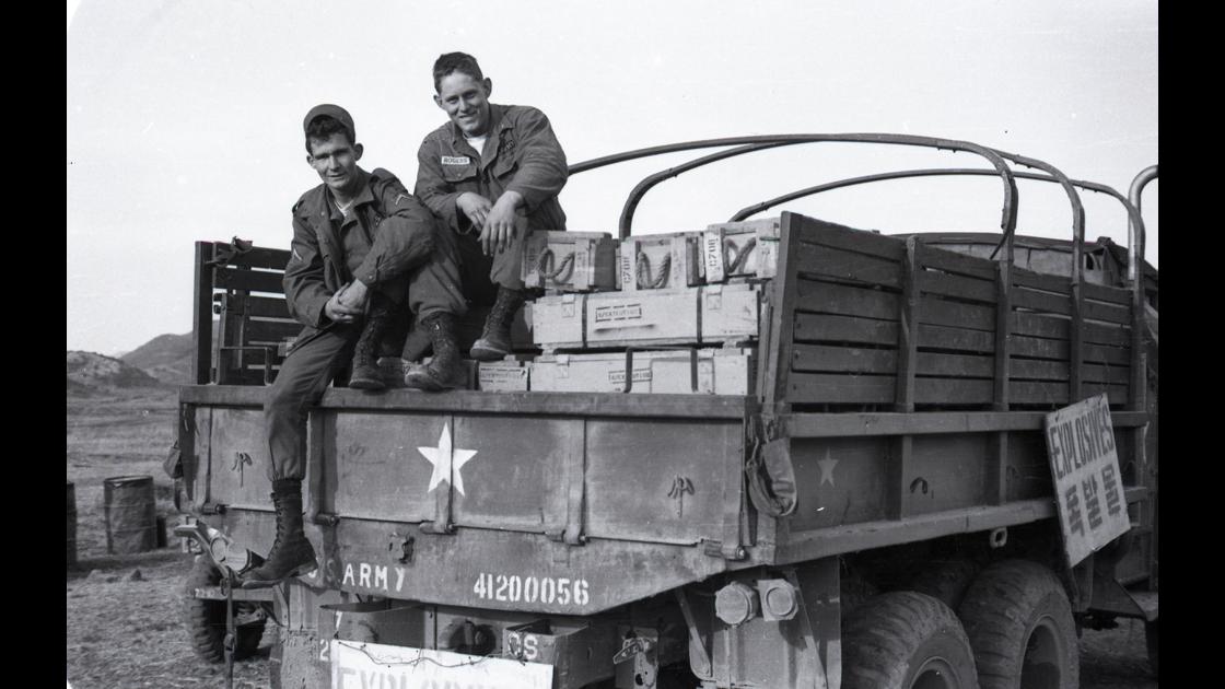 1963년 경기도 파주의 미군 야외기동훈련장소의 야전캠프에서 탄약을 실은 트럭 위의 미군 병사 썸네일