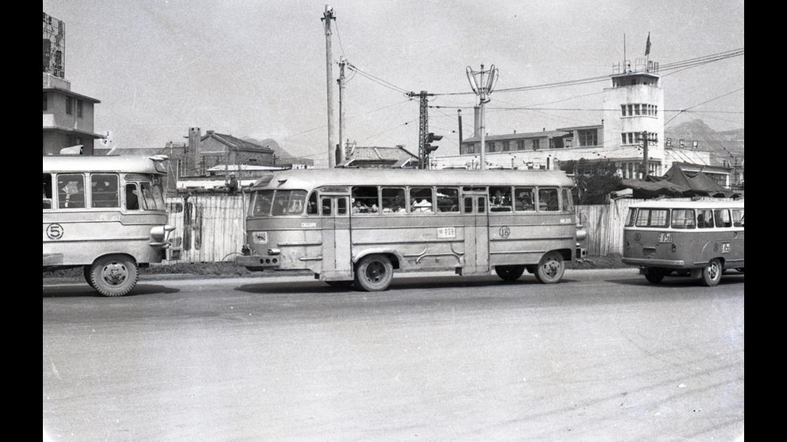 1963년 서울거리의 시내버스 모습 썸네일