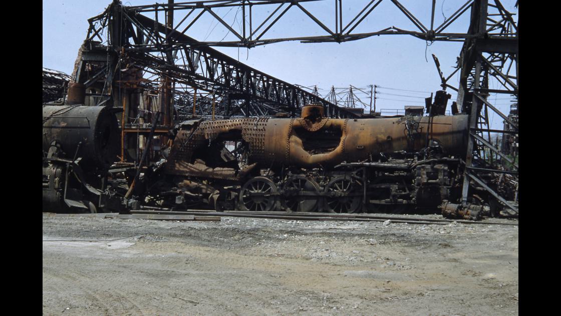 1951년 5월 서울역 구내의 폭격에 의해 파괴된 열차 유조차량 썸네일