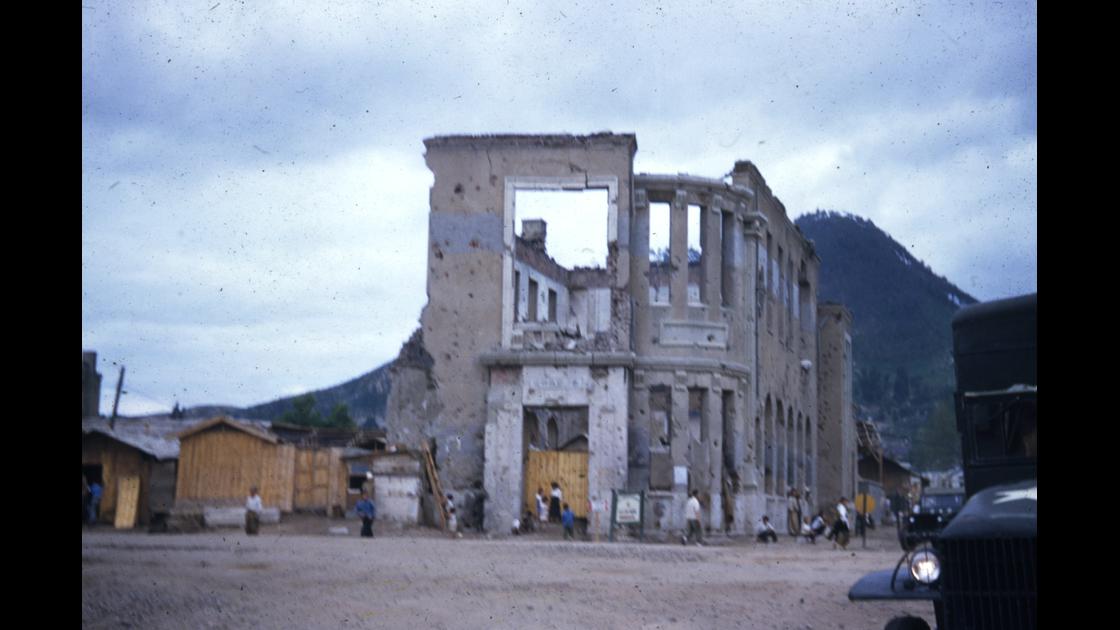 1952년 서울 남산자락의 폭격으로 파괴된 은행 건물을 일부 보수하여 거주하는 모습 썸네일