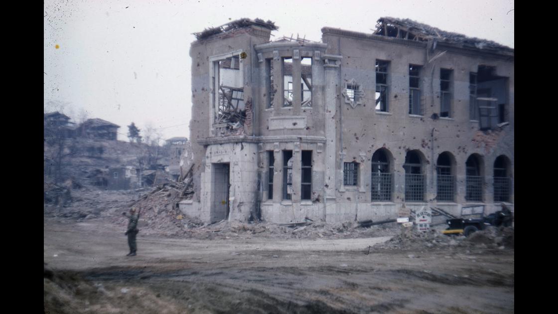 1951년 서울 남산자락의 폭격으로 파괴된 은행 건물  썸네일