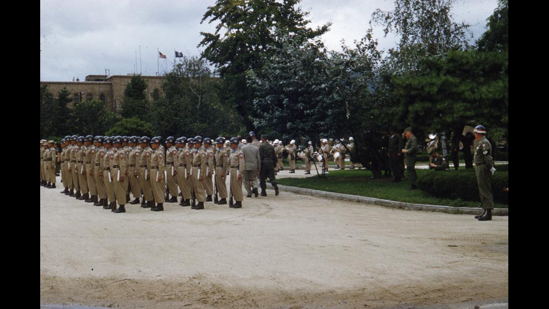1952년 서울의 주한 미8군사령부 의장대 도열 썸네일