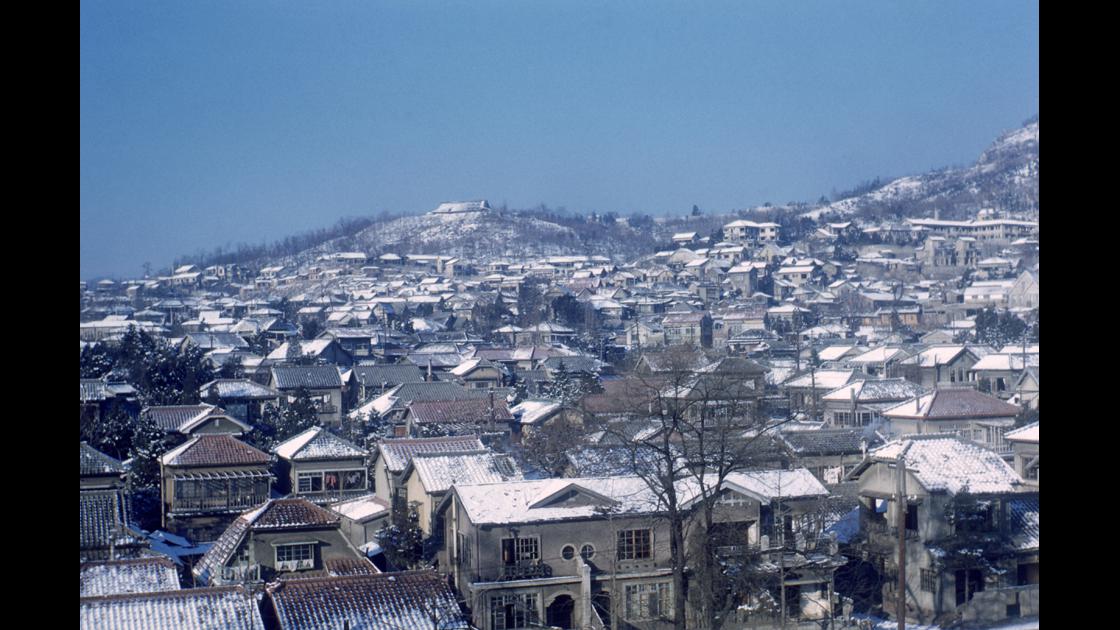 1953년 겨울 눈에 뒤덮힌 서울 남산자락 주택가  썸네일