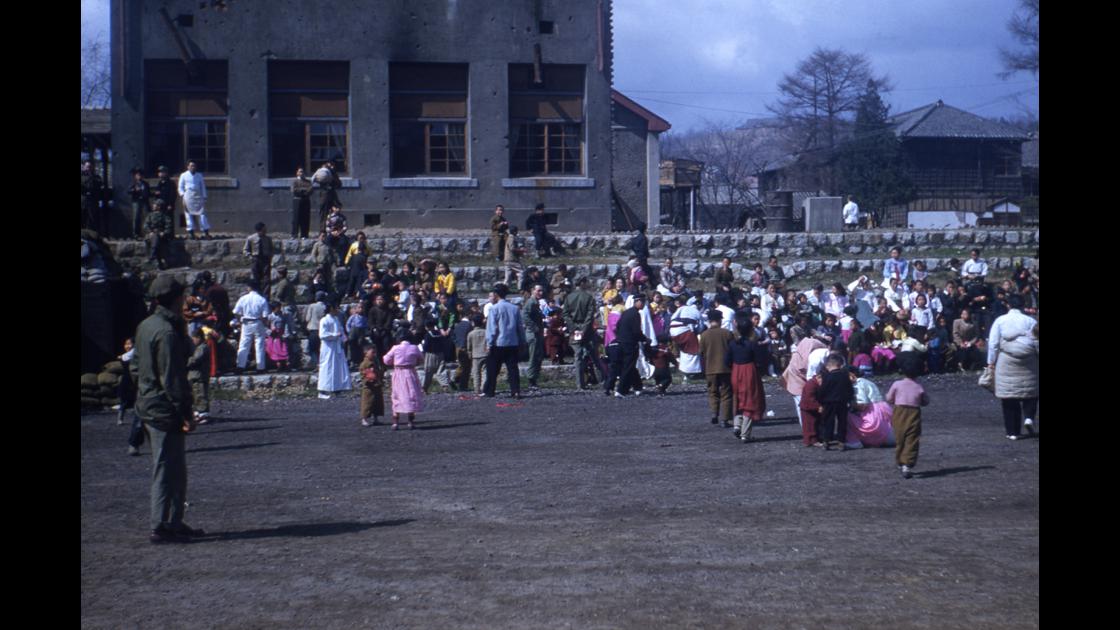 1953년 부활절을 맞아 서울의 교회에 모인 사람들 썸네일