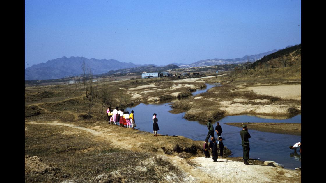 1953년 서울 공릉동 하천 주변의 미군부대와 인근에 소풍을 나온 초등학생들 썸네일
