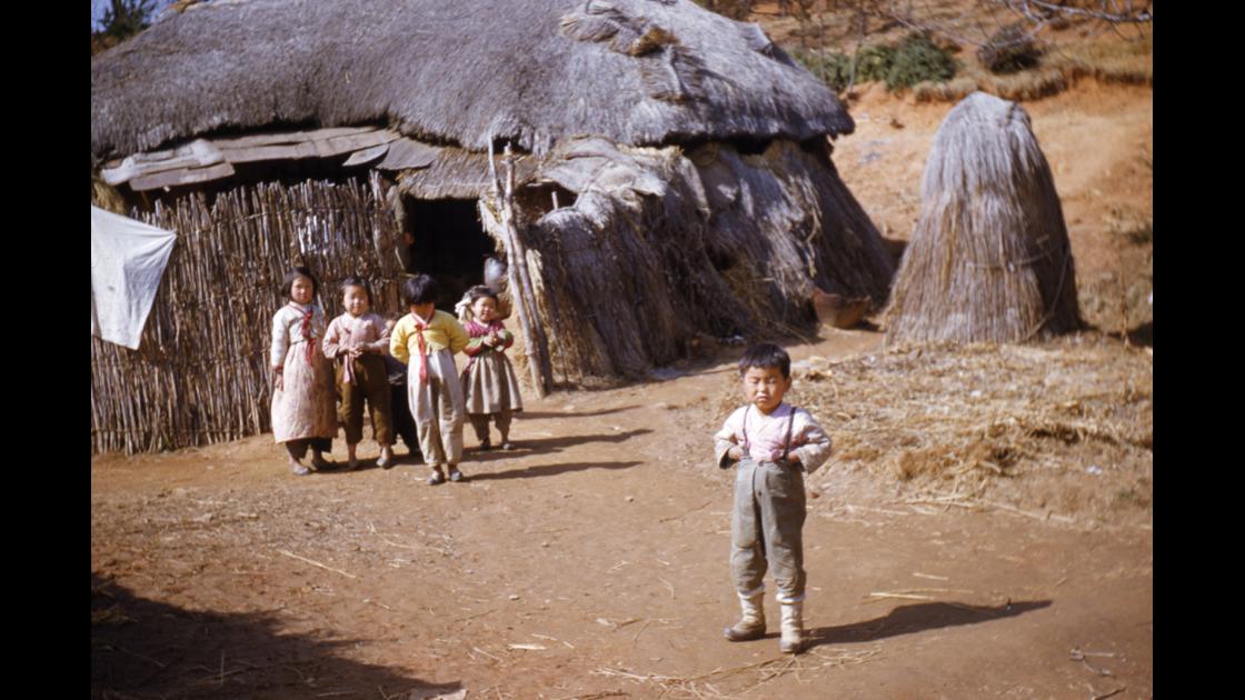 1953년 서울 영등포 외곽 자연부락의 아이들 썸네일