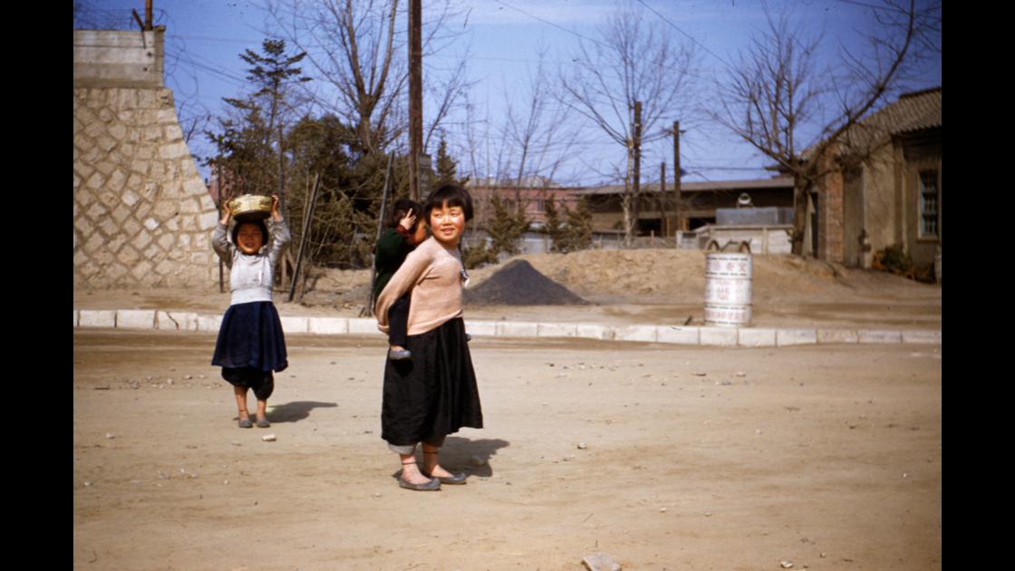 1953년 서울 영등포의 동생을 돌보는 여자아이 썸네일