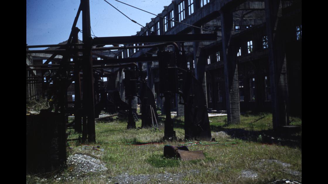 1953년 서울 용산의 한국전쟁 시 폭격 피해로 파괴된 공장 썸네일
