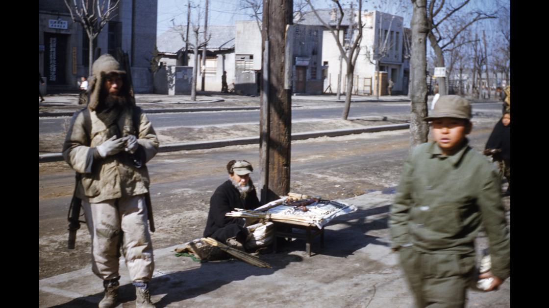 1953년 서울 조흥은행 영등포지점 주변 지겟꾼과 담뱃대 노점상 썸네일