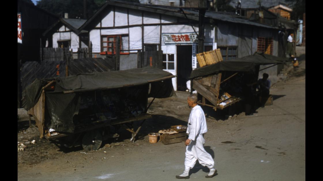1953년 서울의 대서소가 있는 동네의 거리 포장마차형 노점상들 썸네일