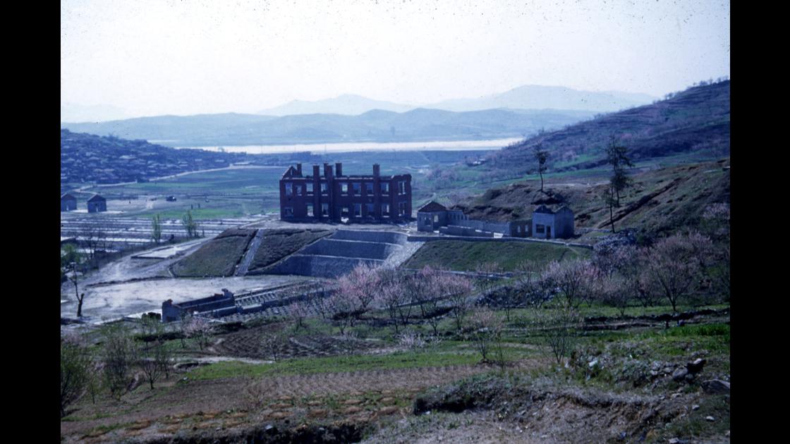 1953년 서울의 폭격 피해를 입어 골조만 남은 언덕 위의 건축물 썸네일