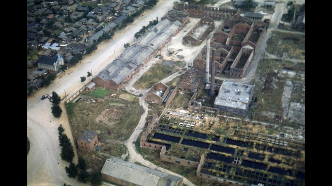 1953년 하늘에서 내려다 본 폭격 피해를 입은 서울 외곽지역 공장 시설 썸네일