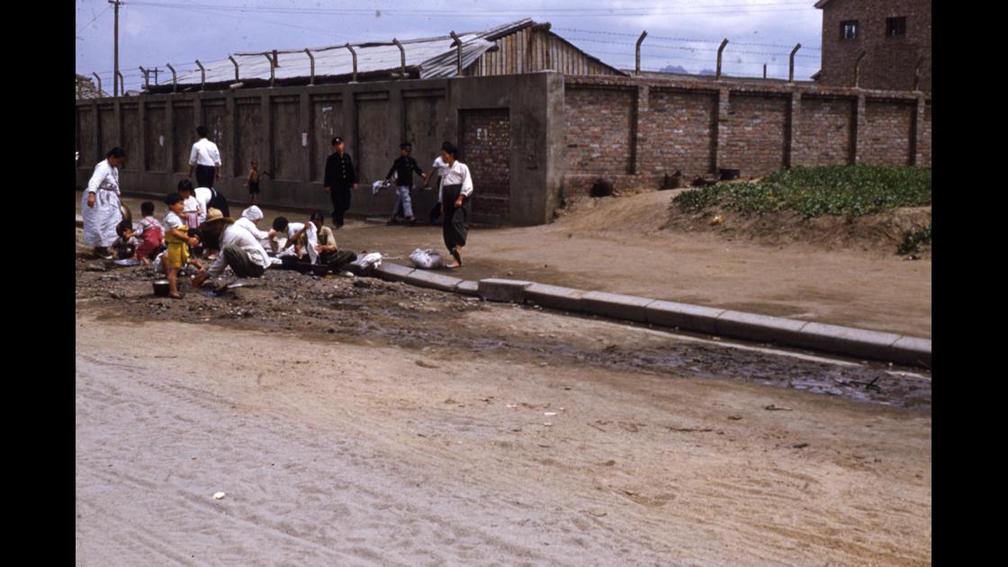 1954년 5월 서울 영등포의 도로변 물가에서 빨래하는 사람들 썸네일