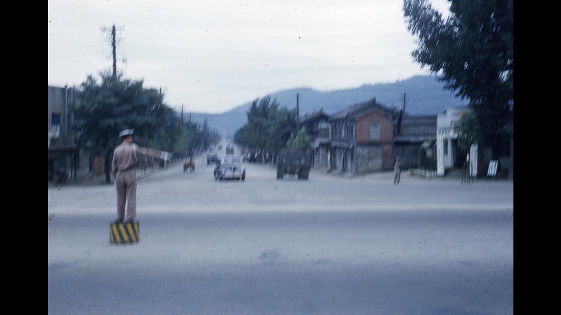 1954년 8월 서울거리에서 수신호하는 교통순경 썸네일