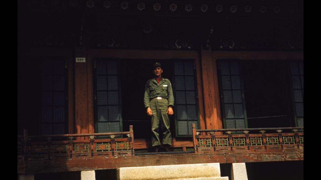 1954년 9월 14일 창덕궁 대조전 계단 위의 미군 병사 썸네일