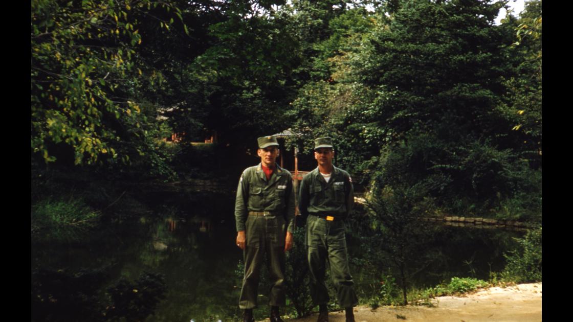 1954년 9월 14일 창덕궁 비원 연못 앞의 미군 병사 기념촬영 썸네일