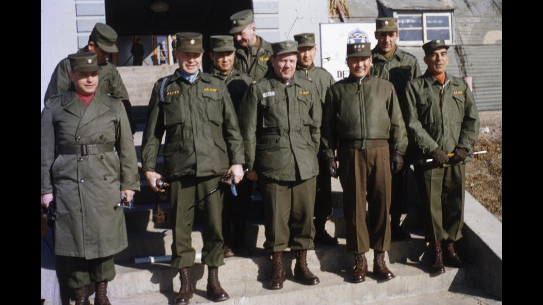 1954년 서울 용산 미8군 사령부에서 한국군 육군 중장과 미군 소장, 위관급 장교들 썸네일