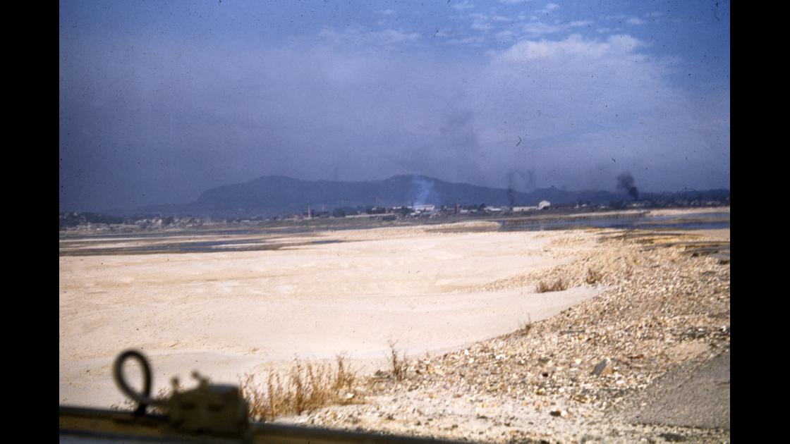 1956년 서울 동작역 인근 한강백사장에서 남산 방향 모습 썸네일