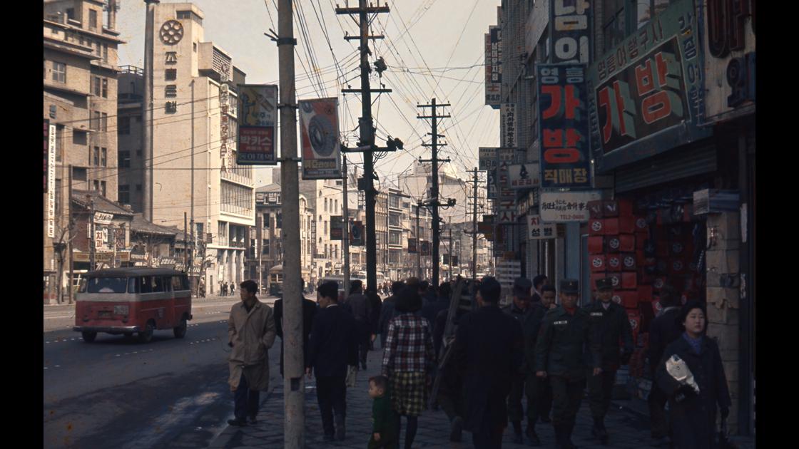 1959년 서울 남대문로 조흥은행 앞  썸네일
