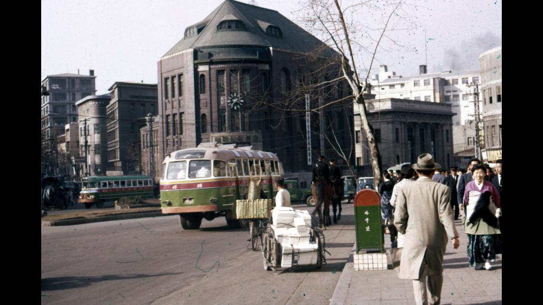 1960년 3월 서울시내 한국상업은행 앞 거리와 시내버스 썸네일