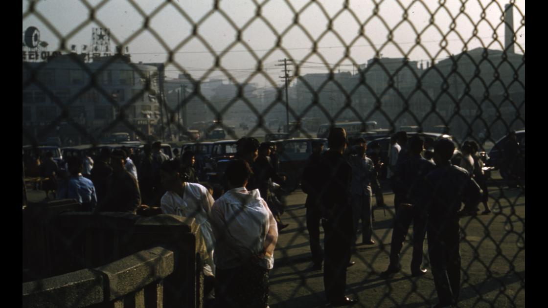 1960년 3월 서울역 앞의 매우 붐비는 모습 썸네일