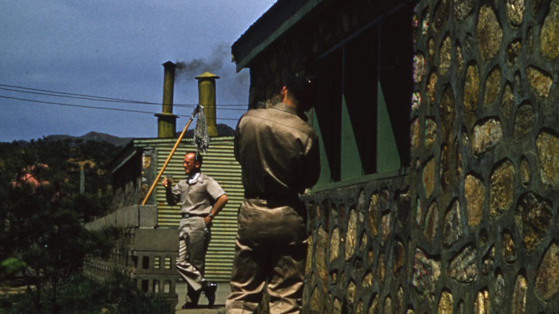 1960년 5월 서울 용산 미군기지 내 돌로 담을 쌓은 건물 썸네일