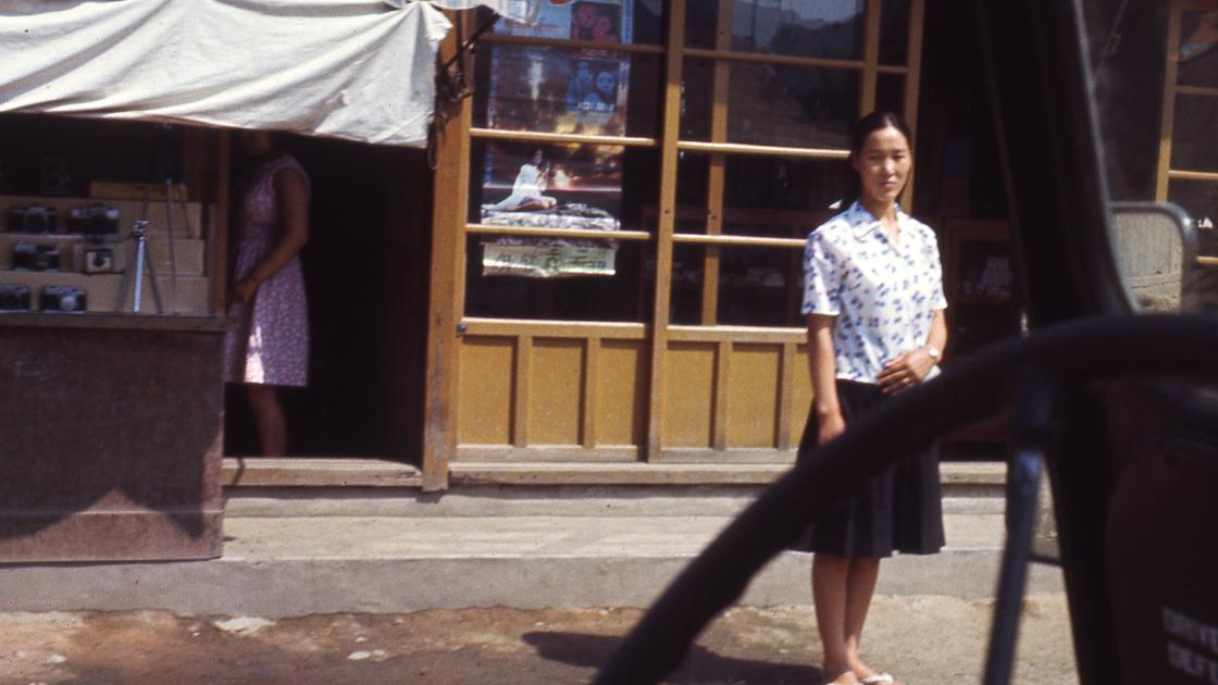 1960년대 후반 서울 용산 거리의 카메라점 앞 썸네일