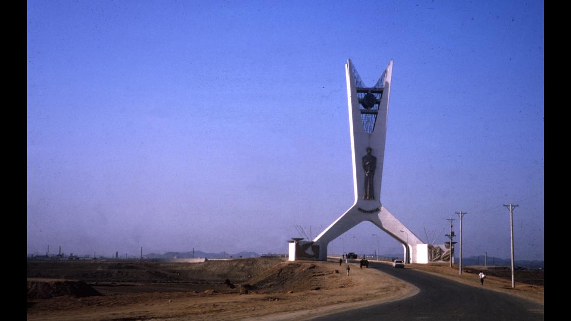 1964년 서울 옛 제2한강교 입구의 유엔군 자유수호참전기념탑 썸네일