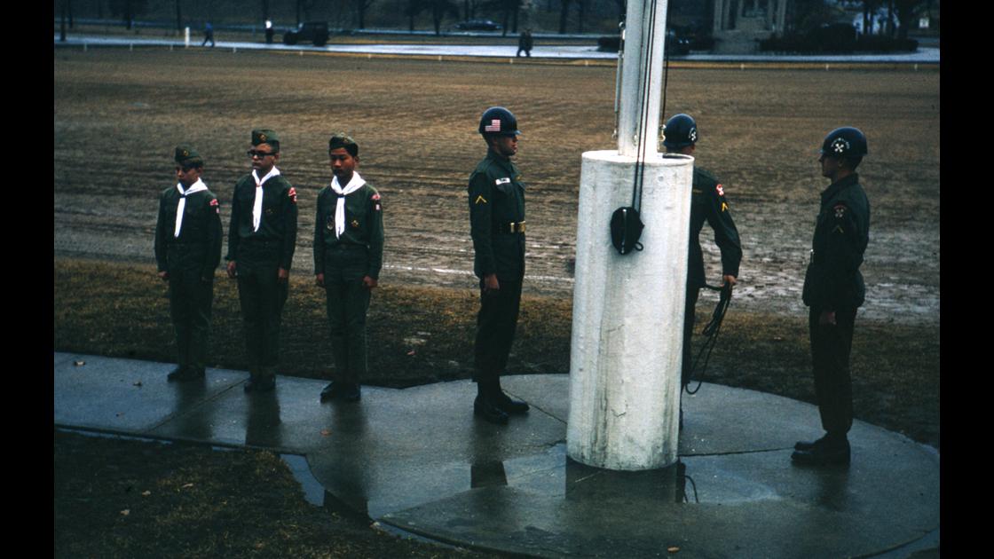 1965년 3월 서울 용산 미8군 영내 국기 하강식과 보이스카웃 소년_1 썸네일