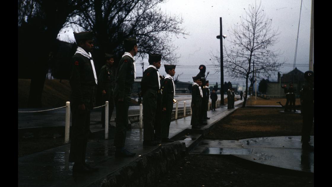 1965년 3월 서울 용산 미8군 영내 국기 하강식과 보이스카웃 소년_2 썸네일
