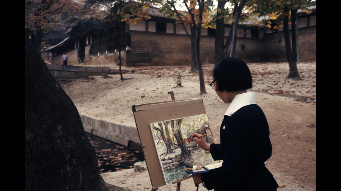 1967년 10월 창덕궁 비원에서 그림을 그리는 여학생  썸네일