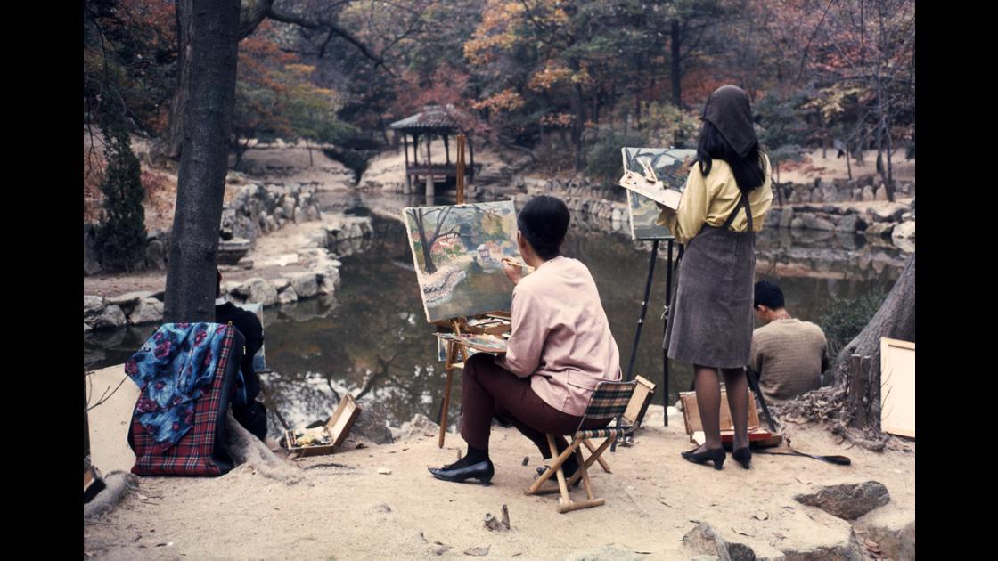 1967년 10월 창덕궁 비원에서 그림을 그리는 학생들_1 썸네일