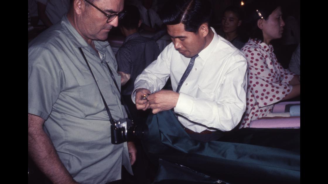 1968년 서울 남대문시장 포목점에서 외국인 관광객에게 옷감을 펼쳐보이는 모습 썸네일