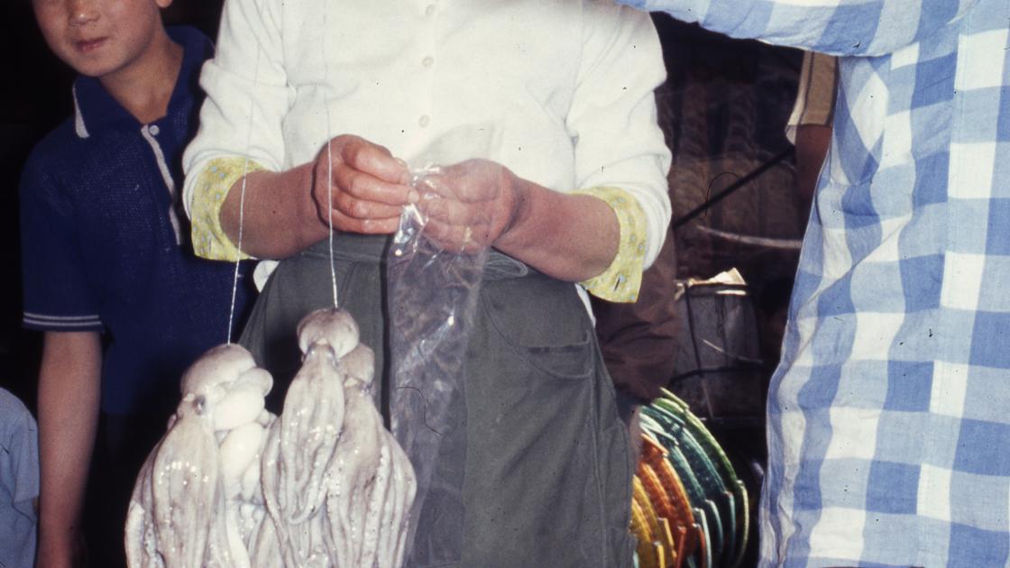 1968년 서울의 수산시장에서 손님에게 낙지 묶음을 보이는 모습 썸네일