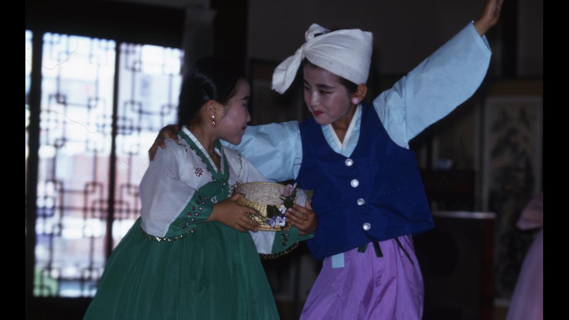 1968년 서울지역 한식 관광접객업소의 어린이들의 실내 민속극 공연 썸네일