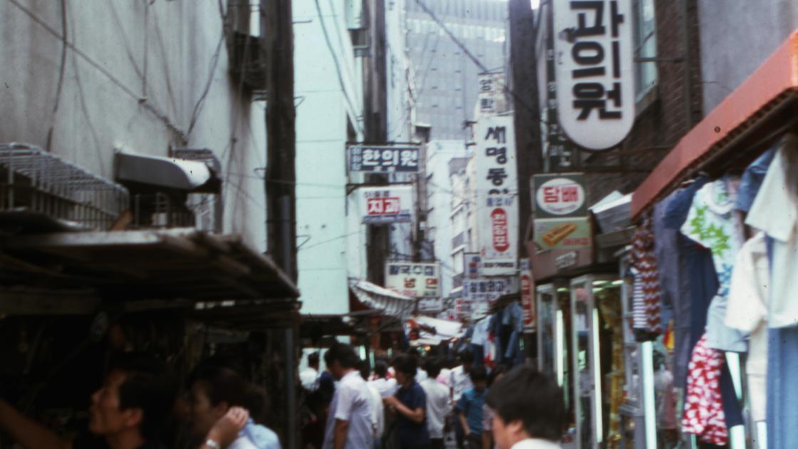 1975년 8월 서울 명동의 골목길 썸네일