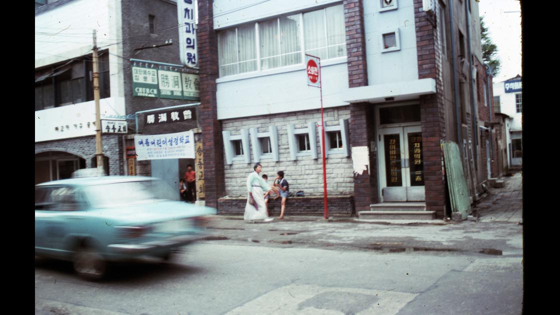 1975년 8월 서울 종로구 인사동 승동교회 앞 썸네일
