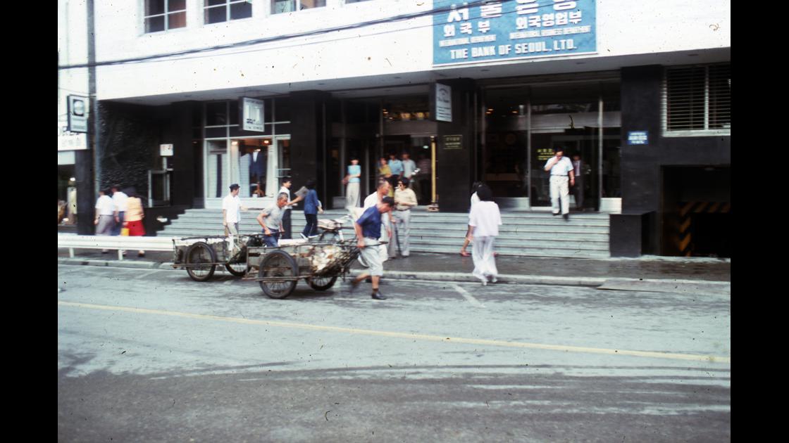 1975년 8월 서울의 서울은행 본점 앞을 지나는 리어카 꾼들 썸네일