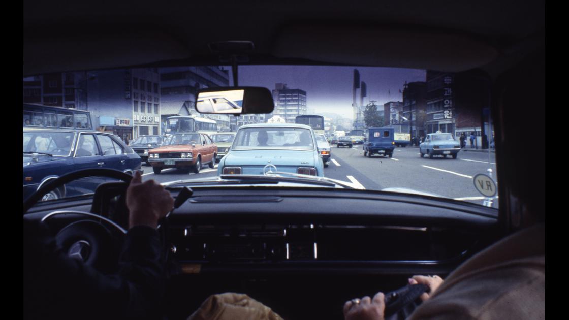 1978년 서울 도로의 차량 안에서 바라본 동대문구장 앞 도로 썸네일