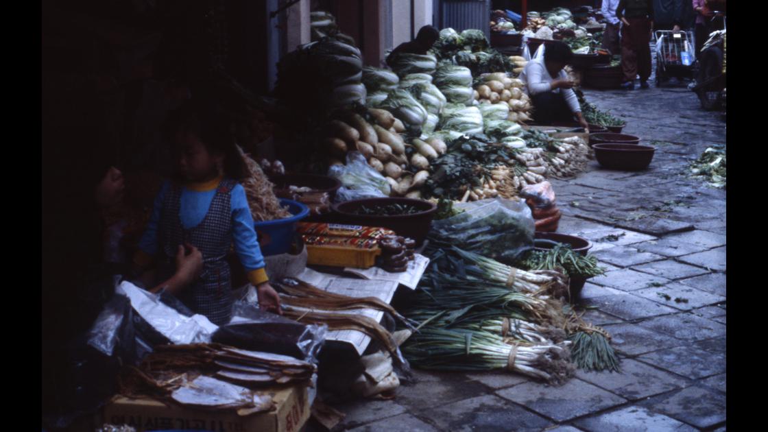 1978년 서울 한남동 재래시장 내 야채 노점상들 썸네일