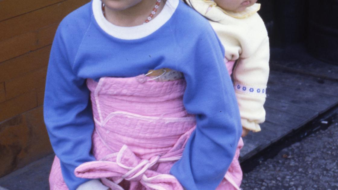 1978년 서울 한남동 재재시장 과자가게 앞의 동생을 업은 여자아이 썸네일