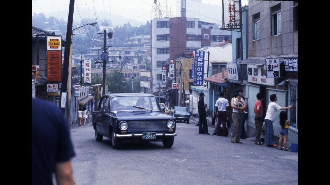 1978년 서울 한남동 주택가 언덕길의 승용차 썸네일