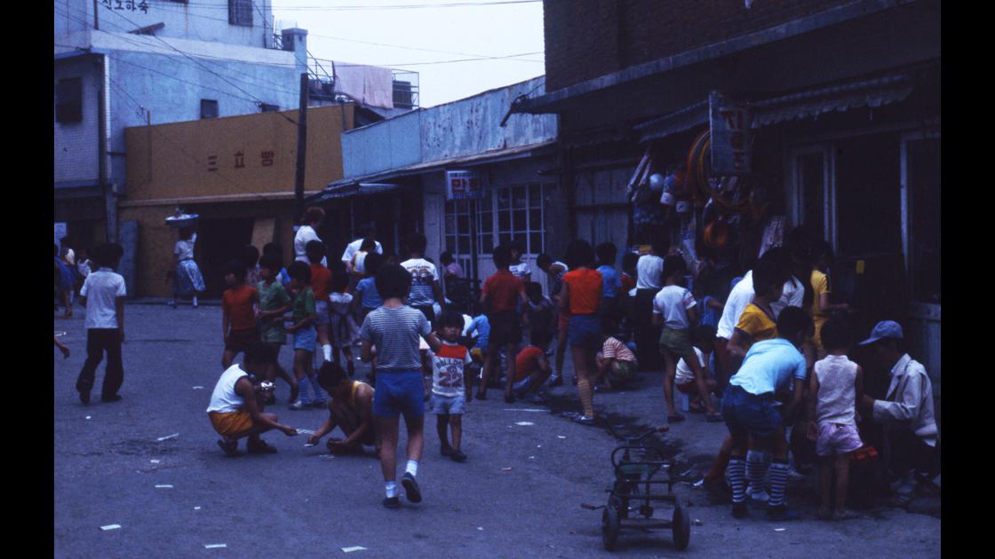 1978년 서울 한남동 학교 앞 문구점 앞의 아이들 썸네일
